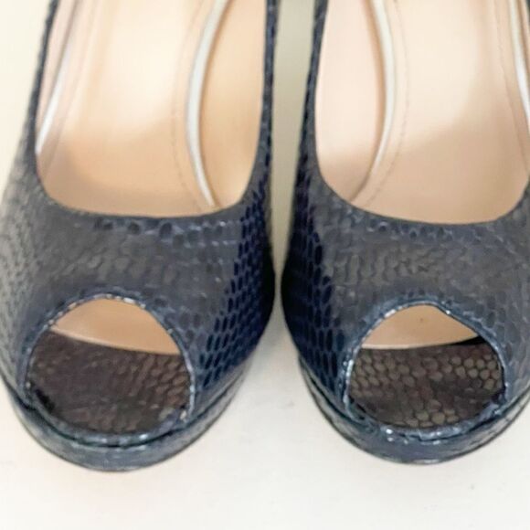 Stuart Weitzman navy Blue python embossed Peep-Toe platform Heels. 11 - Picture 6 of 16